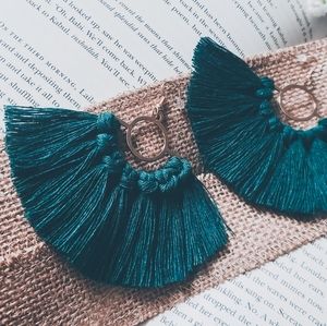 Handmade macrame earring in emerald green.